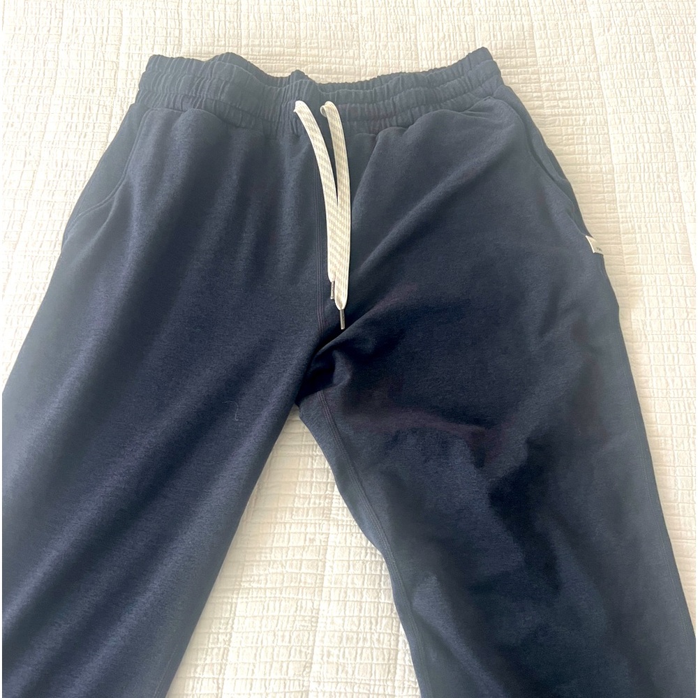 Vuori Women’s Performance Jogger. Worn once. Midnight Heather. Size Medium.